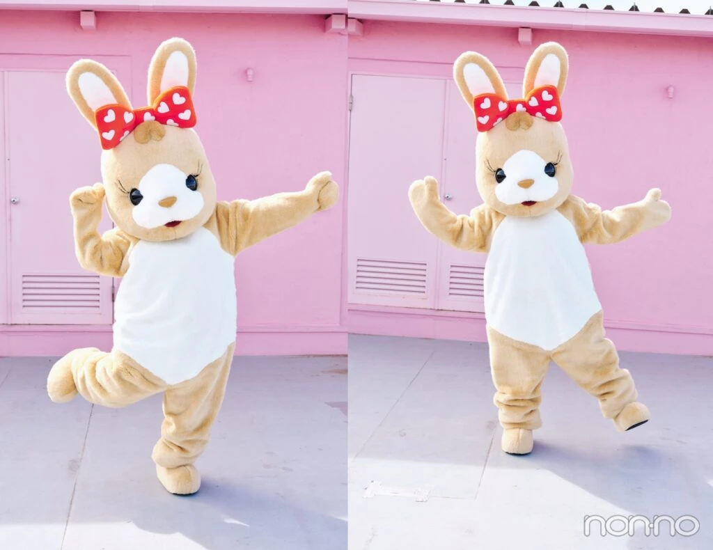 動くうさぎの着ぐるみ