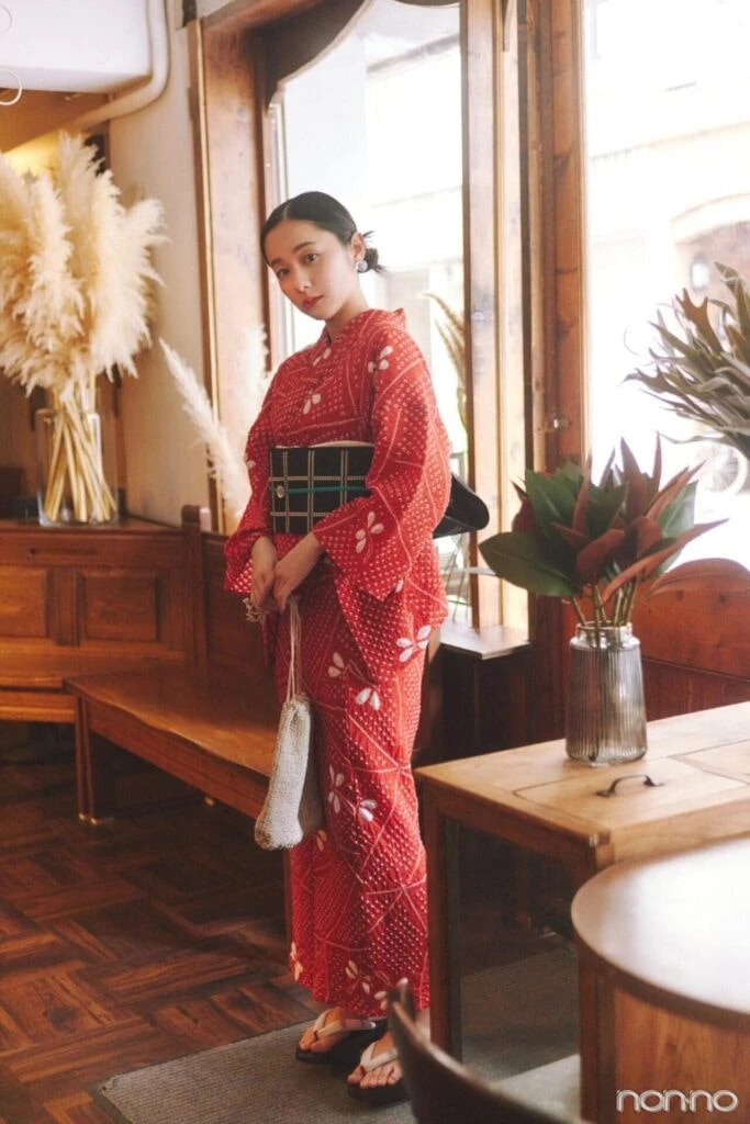 堀田真由がトンボ柄浴衣でおしゃれな喫茶店へ【ほったさんのゆかたで
