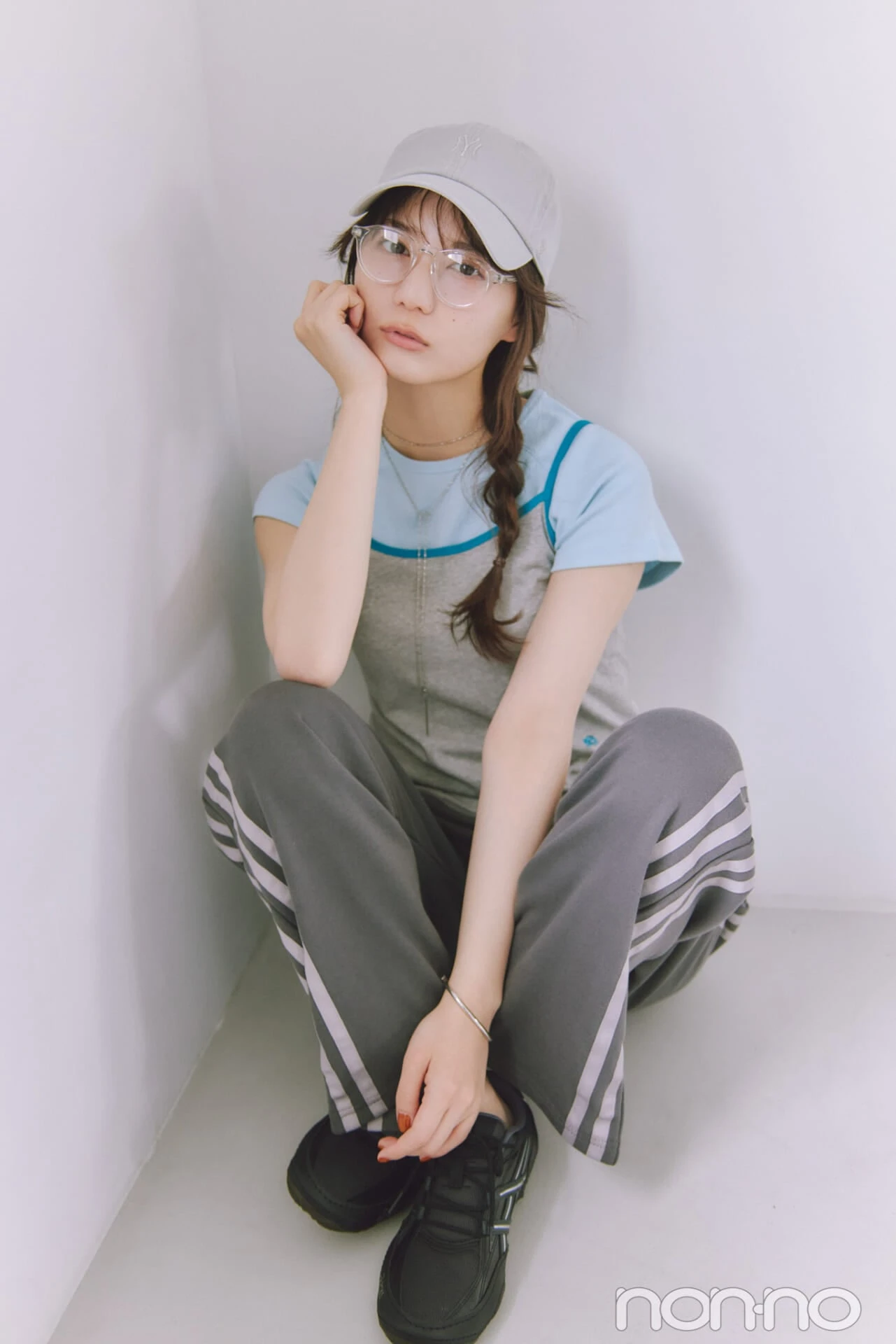 クリアメガネをかけたスポコーデの小坂菜緒