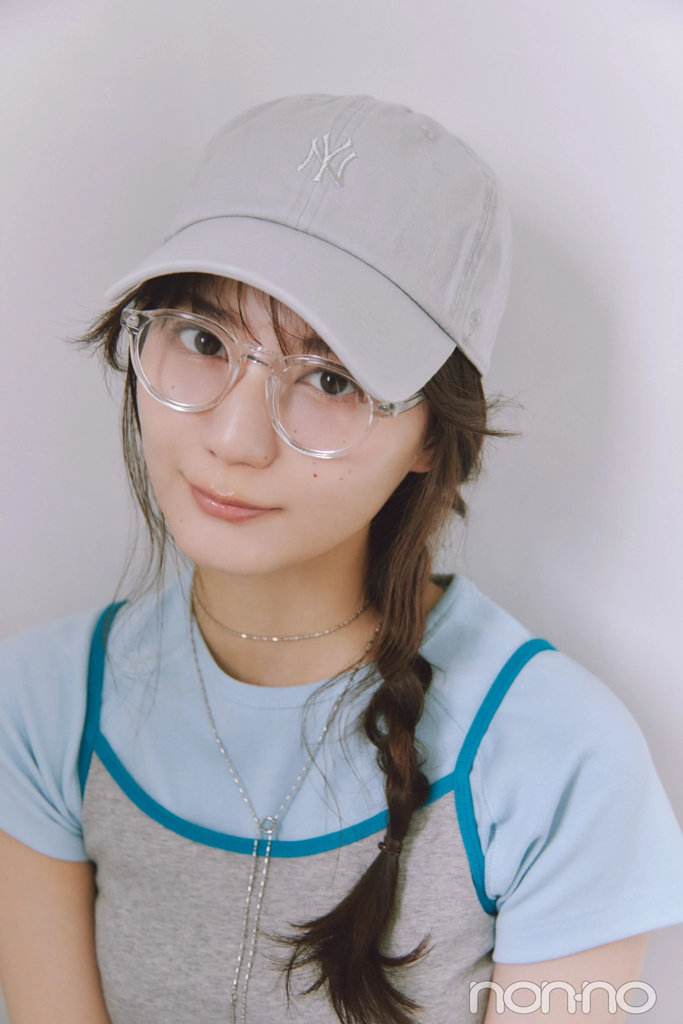 クリアメガネをかけて三つ編みアレンジをした小坂菜緒