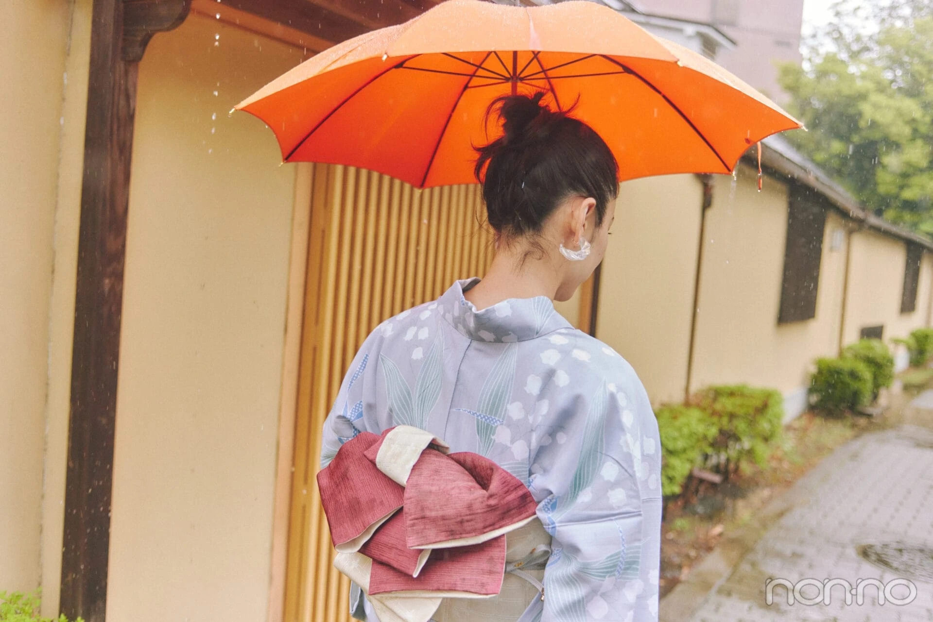 ほったさんのゆかたでおでかけ今っぽデザイン編のリボン柄後ろ姿
