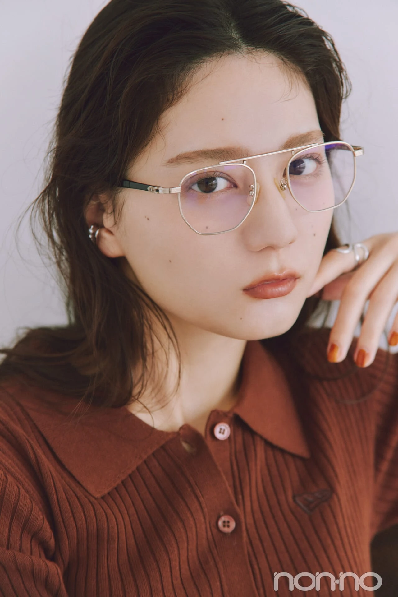 バーブリッジメガネをかけて平行眉メイクをした小坂菜緒