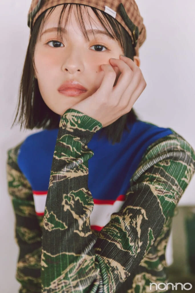迷彩柄トップスを着た遠藤さくらの