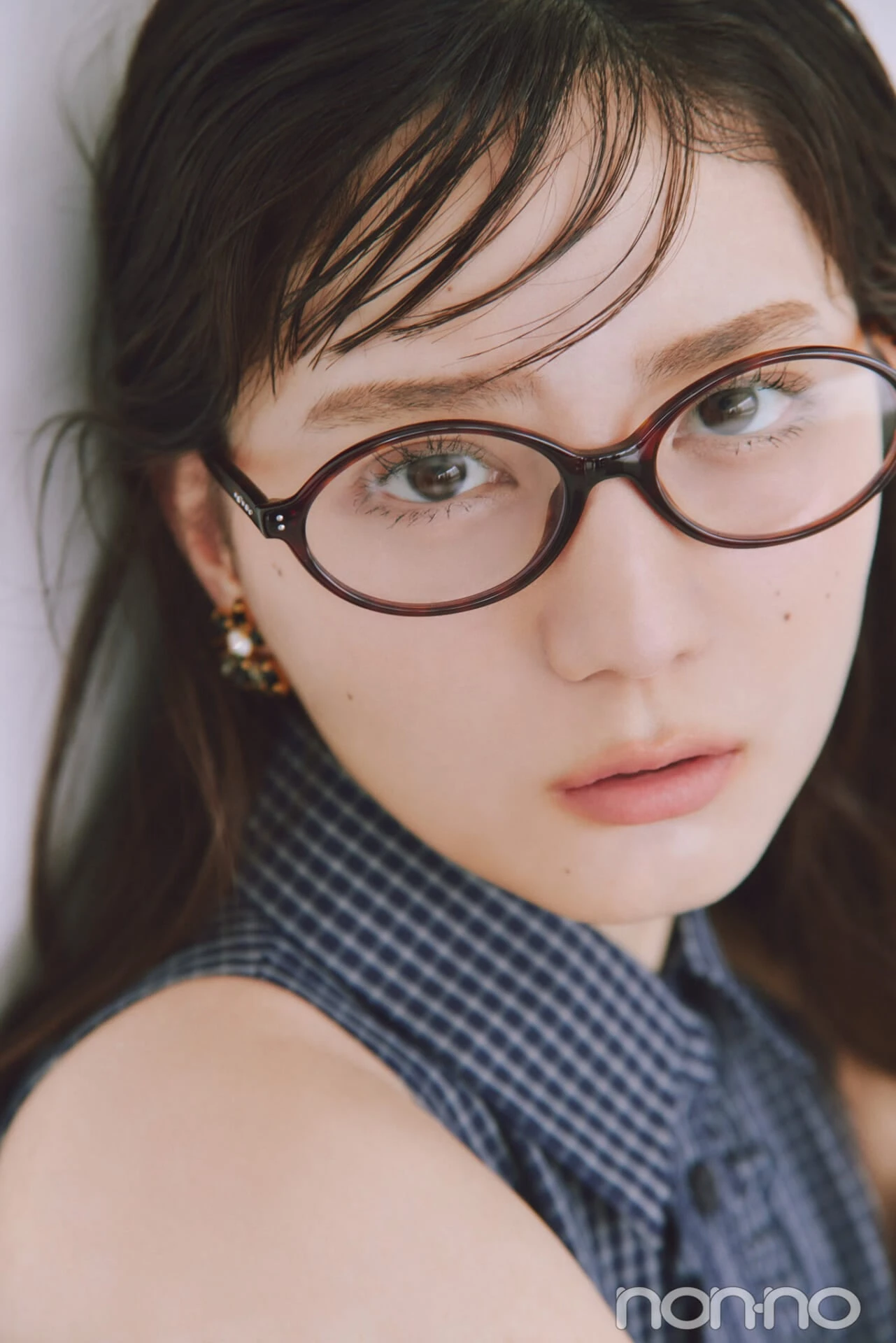 束感まつげメイクにべっこうオーバルメガネをかけた小坂菜緒