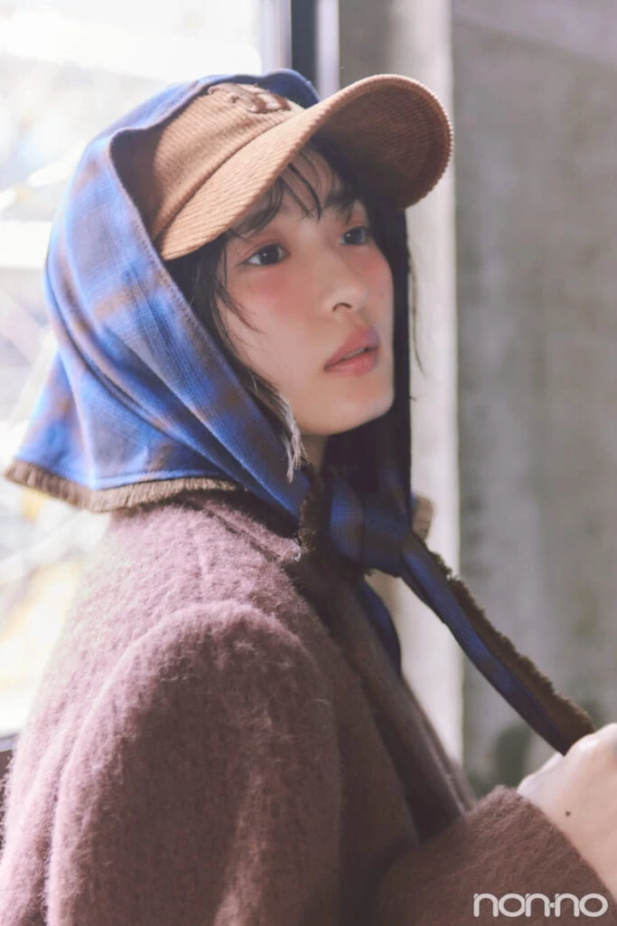 キャップにスカーフを巻いた遠藤さくらの横顔