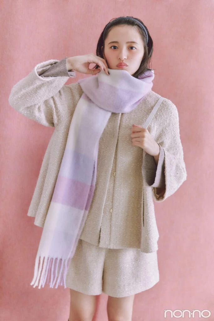 チェックマフラーを巻いて唇をとがらせる遠藤さくら