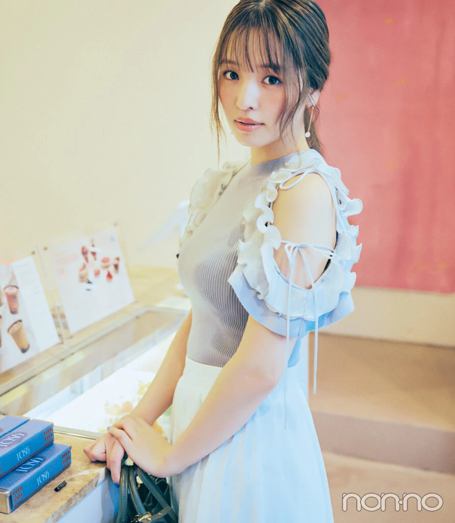 横田真悠の肩出しフリルモデルカット2−1