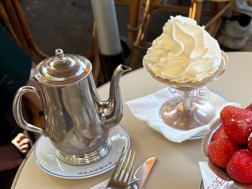 〈Carette（カレット）〉のシャンティ付きショコラショー　「Chocolat "Carette" avec de la Chantilly」