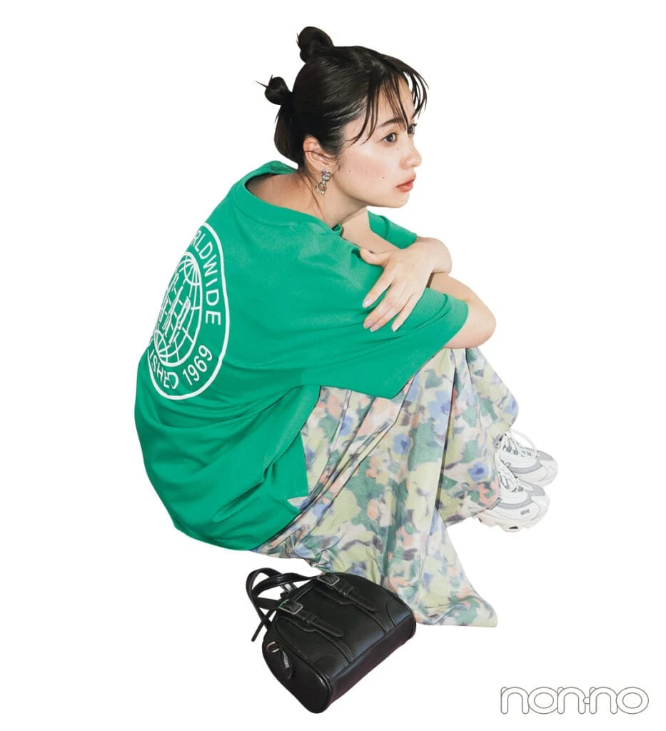 堀田真由の大学生1週間コーデ、日曜日のバックプリントTスタイル