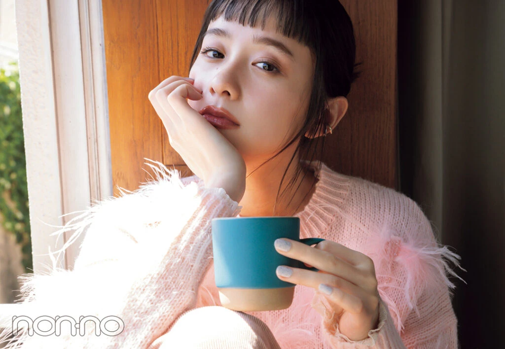 堀田真由のニット×ネイルモデルカット1-5