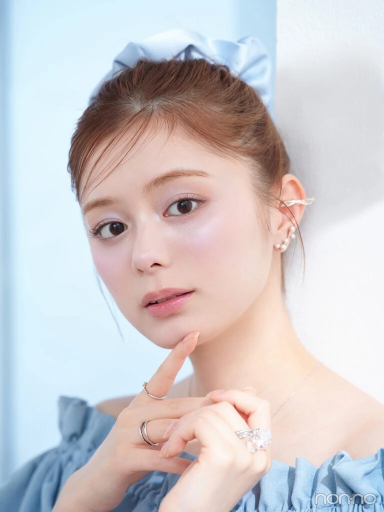 ブルーのトップスを着た紺野彩夏2