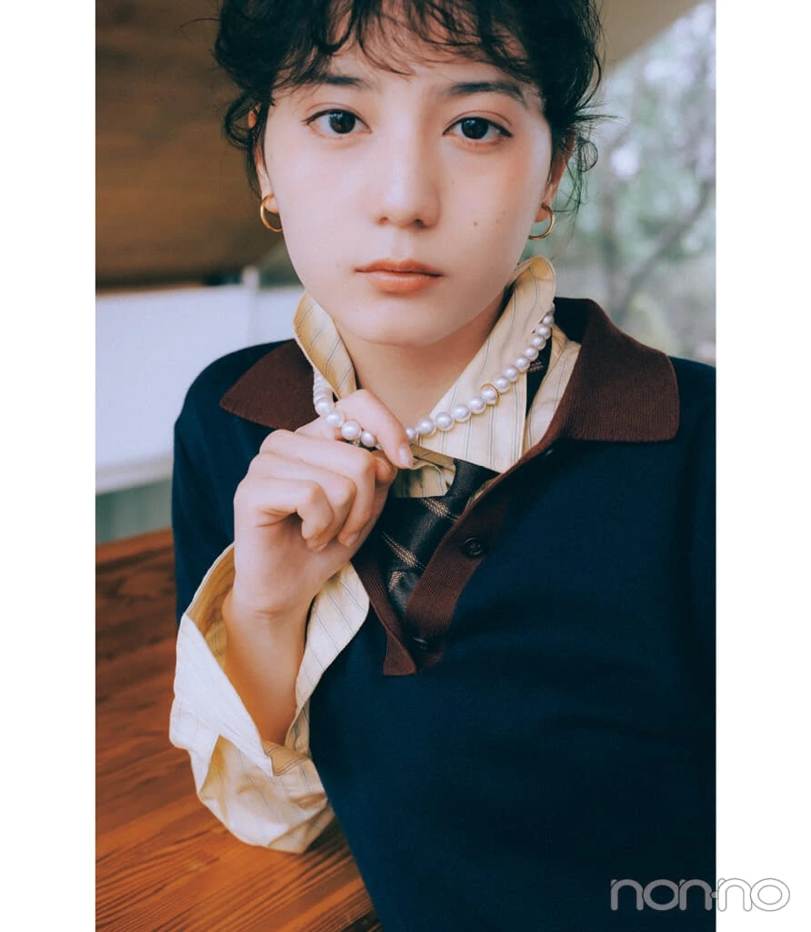 小坂菜緒×パールネックレスのおしゃれな付け方 ハンサムな衿&ネクタイと