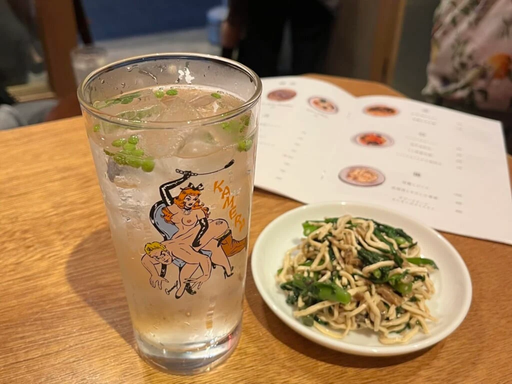 舌がじんわり痺れる山椒サワーと干し豆腐と春菊のナムル