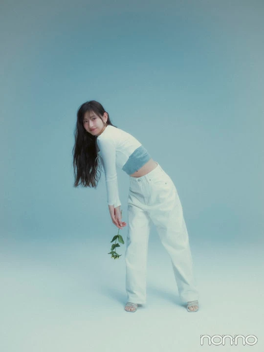 花を手にした植村あかりさんの全身カット
