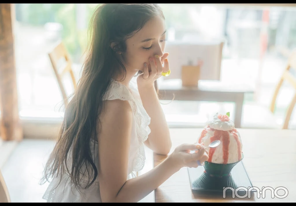 フォトジェニックな写真を撮るアイディア2 かき氷と手元の寄りはカラーネイルとガラスリングで2
