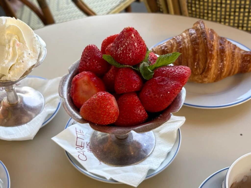 〈Carette（カレット）〉のいちごの盛り合わせ「Coupe de fruits rouges frais」