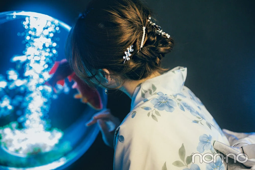 村上なずなのアートアクアリウムデートの浴衣コーデに似合うくるりんぱシニヨンヘアアレンジ