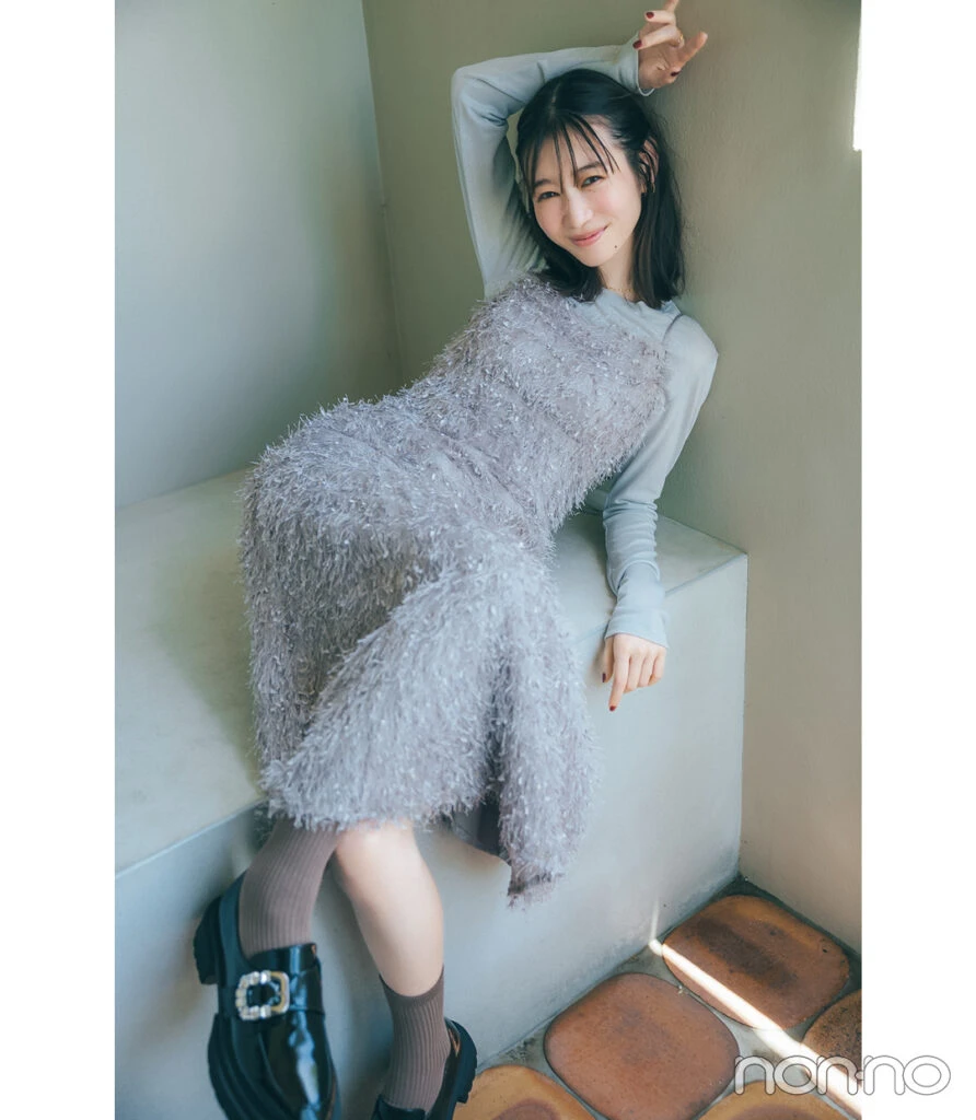 グレーのシャギーキャミワンピを使ったフェミニンコーデ