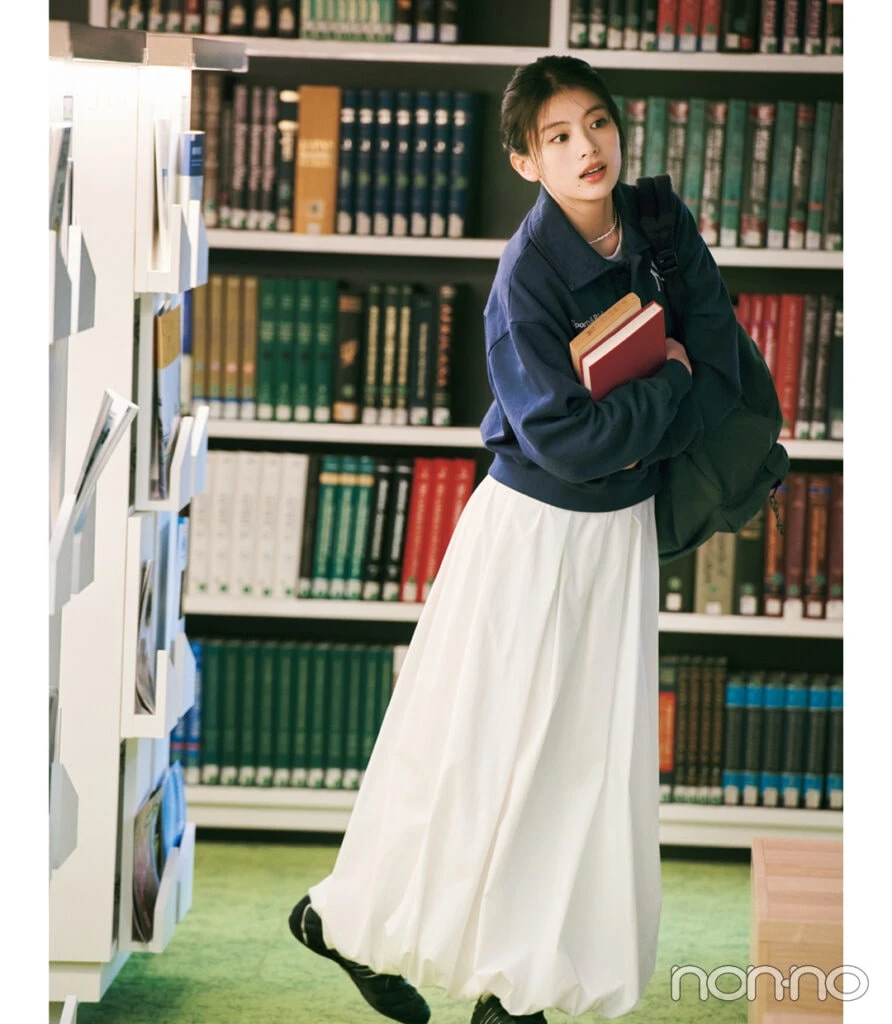 ロング丈バルーンスカート×ブルゾンの大学生コーデ