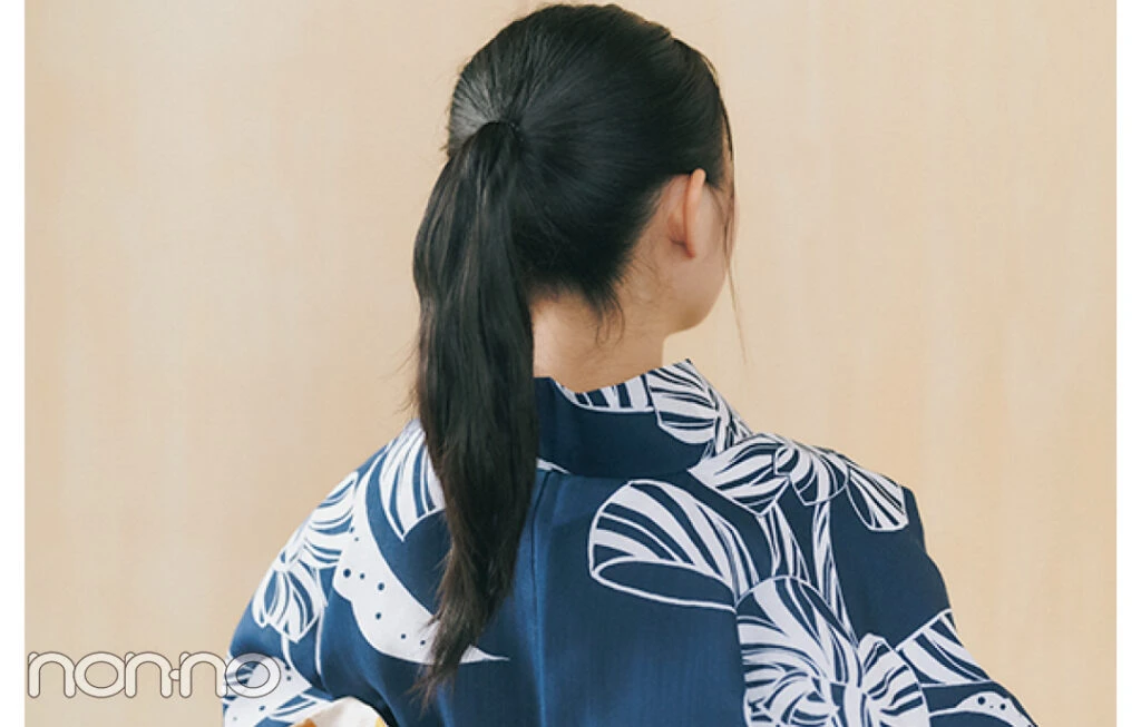 ねじりシニヨンヘアの手順1 耳より少し上の高さで一つ結びに