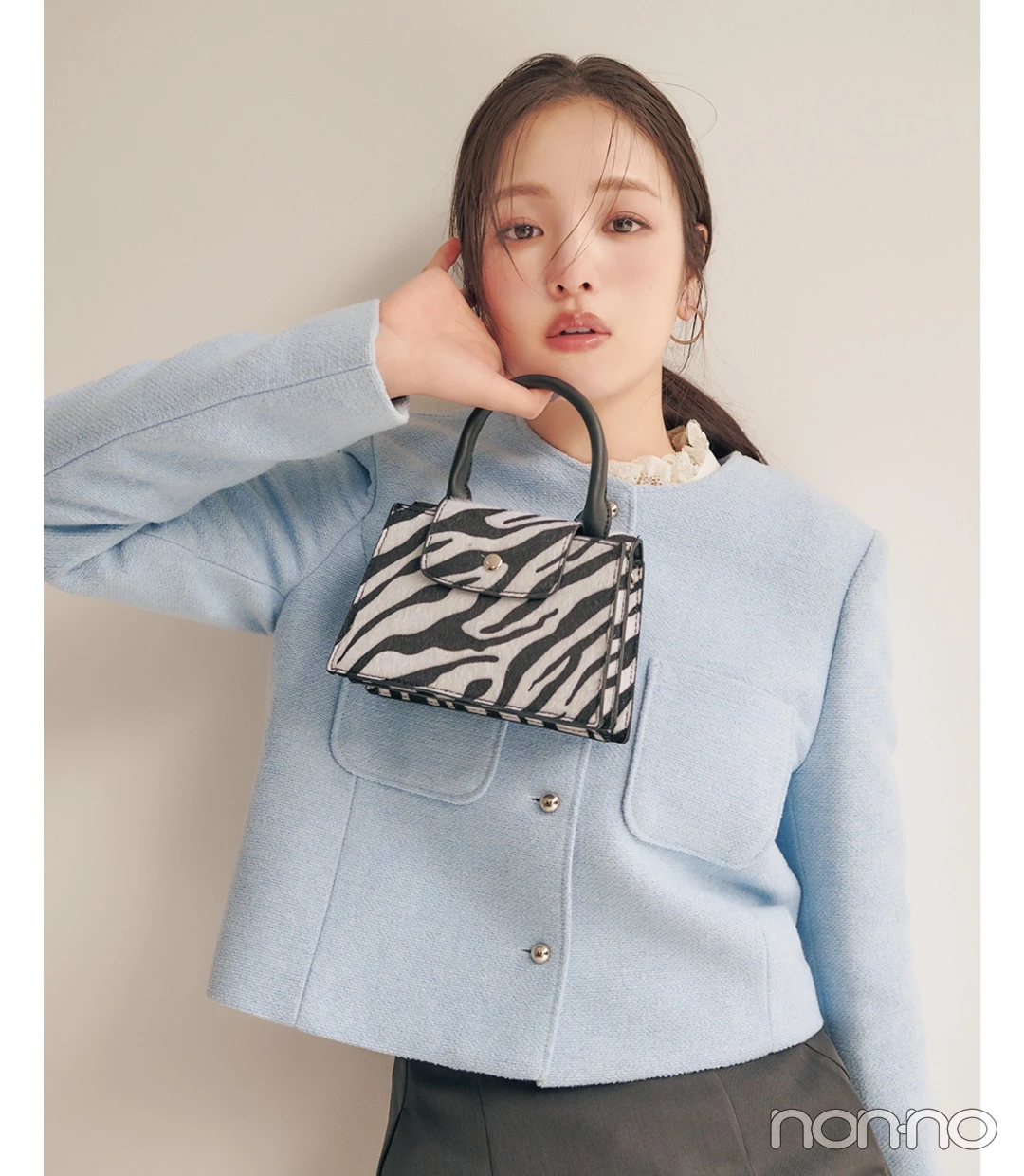 GRLのゼブラ柄のバッグをもった横田真悠