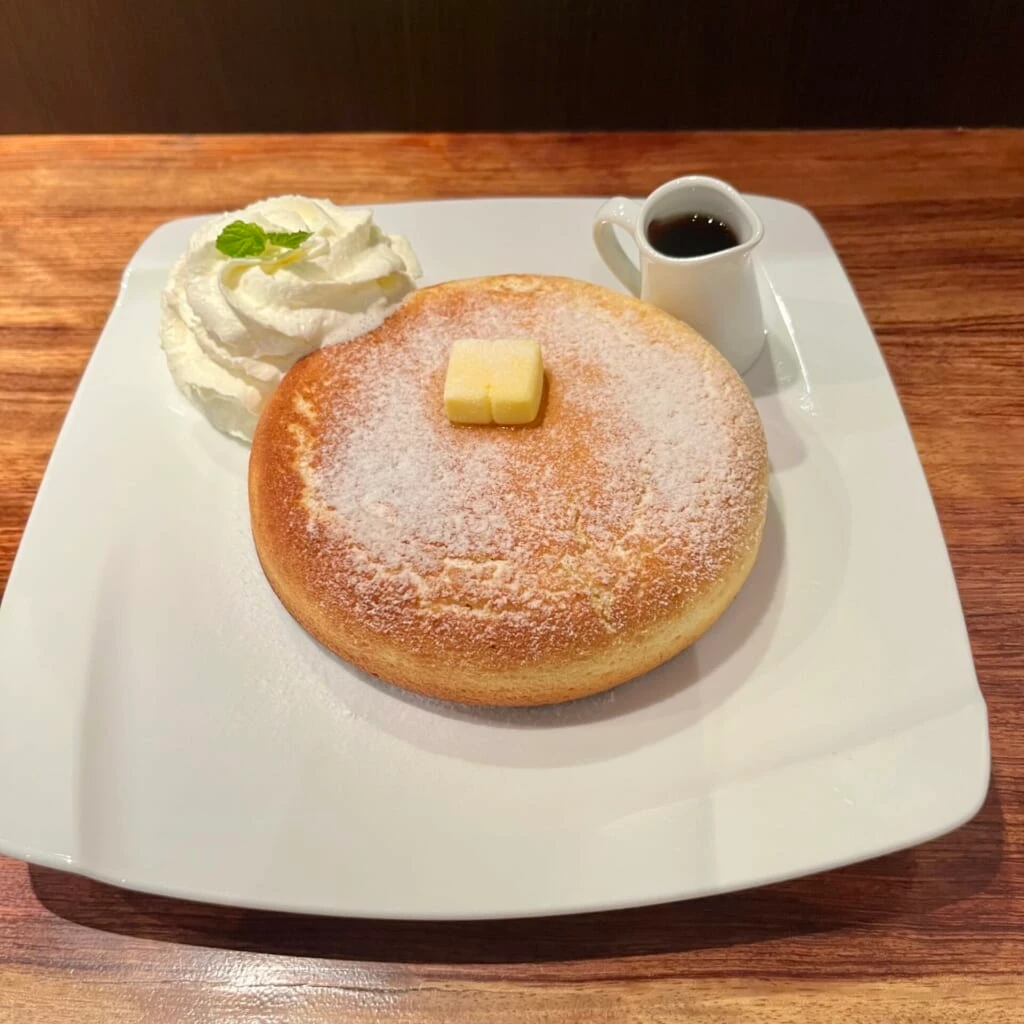 「石釜bake bread 茶房 TAMTAM」の石釜焼きホットケーキの写真。