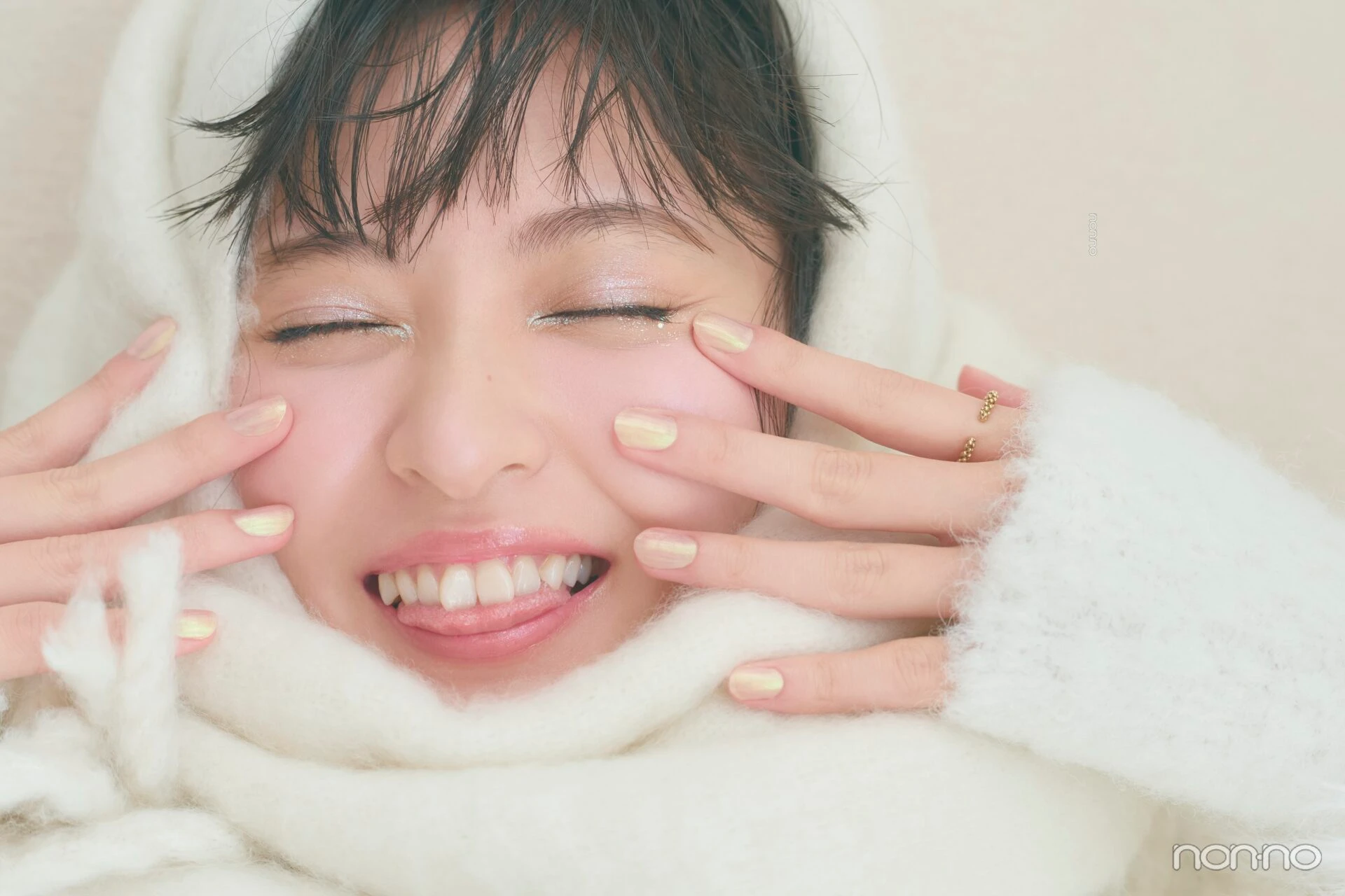 遠藤さくらにリクエストメイクの透明感メイクの仕上がりアザーカット