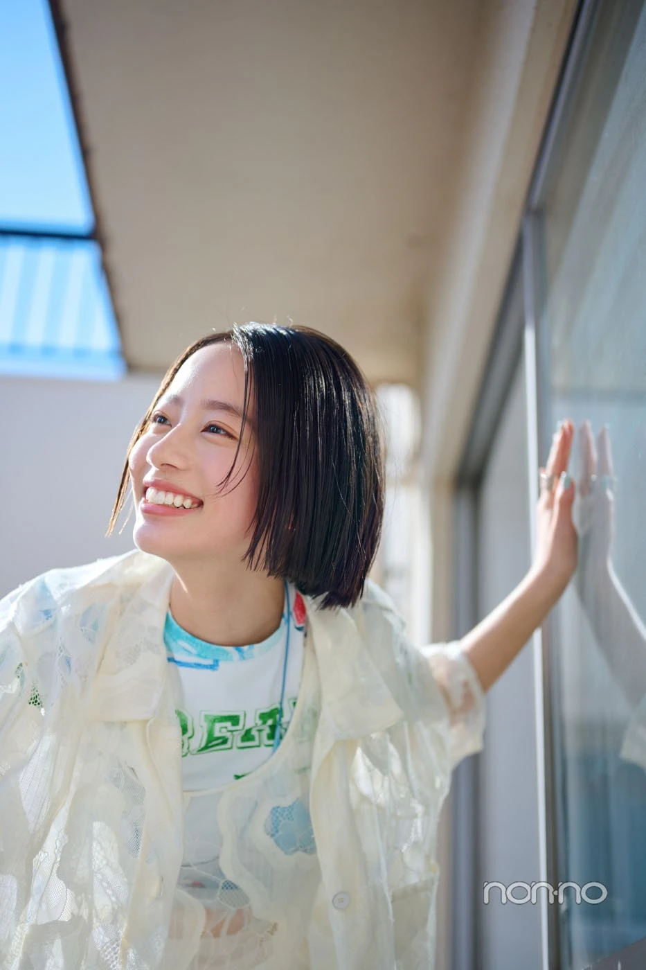 ベランダで青空の元笑顔の池端杏慈
