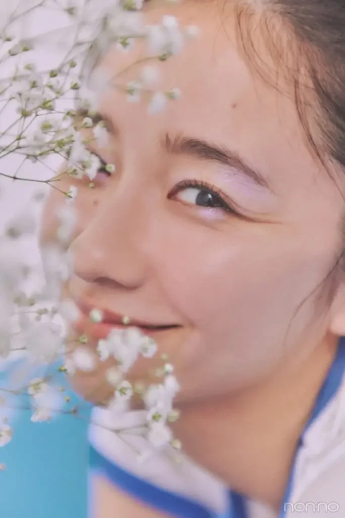 堀田真由とカスミソウのアップカット