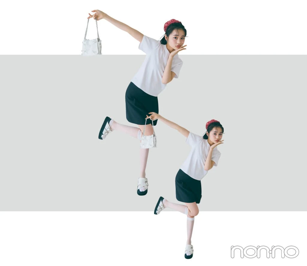 林芽亜里が着るモノトーンコーデに差し色の赤をプラス