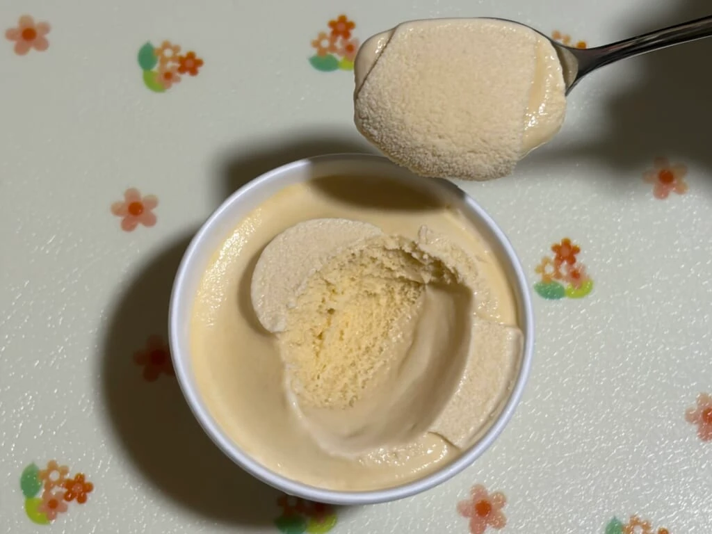 『クラシックキャラメル』をスプーンですくった様子