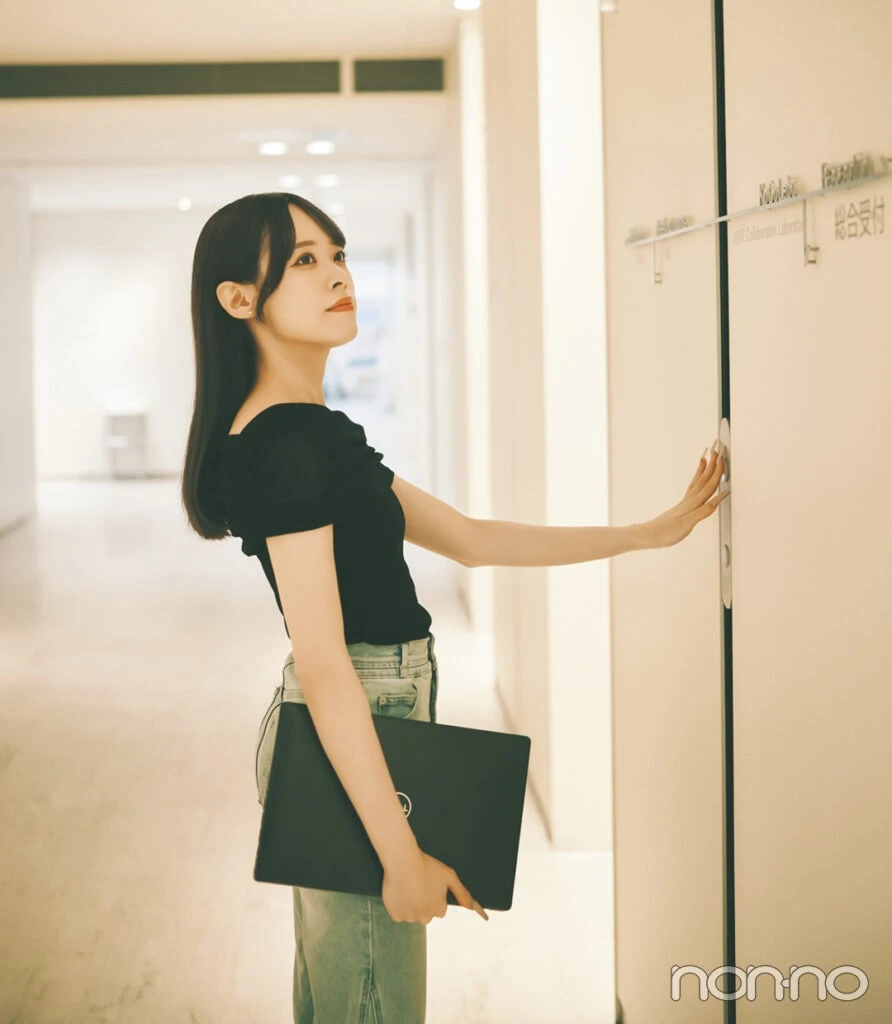 JILL STUART Beautyプロダクトプランナー清野あゆみさんのお仕事中の様子