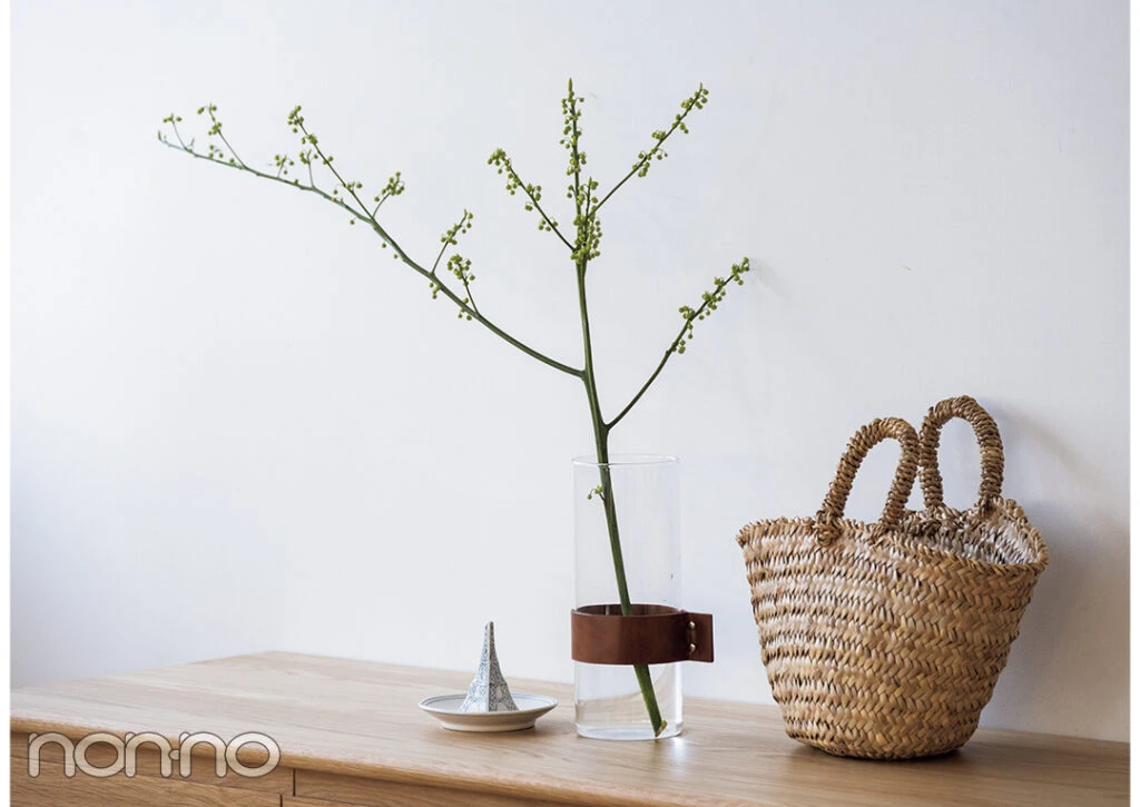 植物を置けない時は枝物を1本生けるだけで印象UP