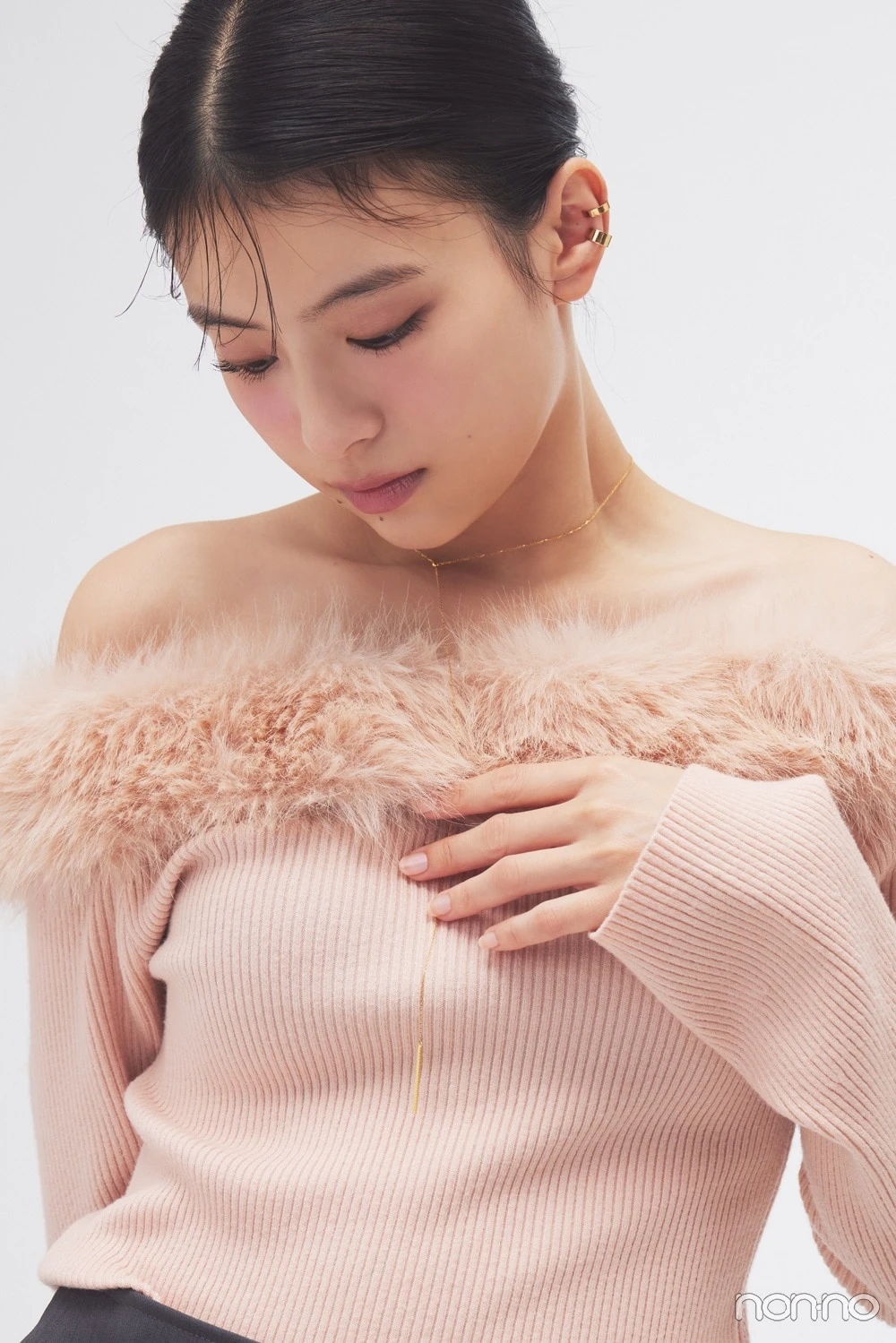 バレエコアファッションに繊細なゴールドのラリエットネックレスを合わせた出口夏希