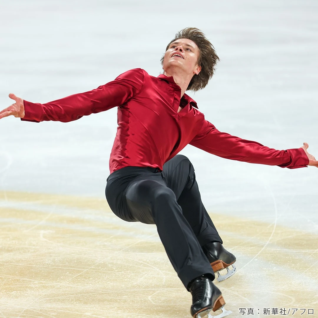 デニス・ヴァシリエフス選手:ミラノ五輪フィギュア男子シングル ラトビア代表。赤の衣装姿
