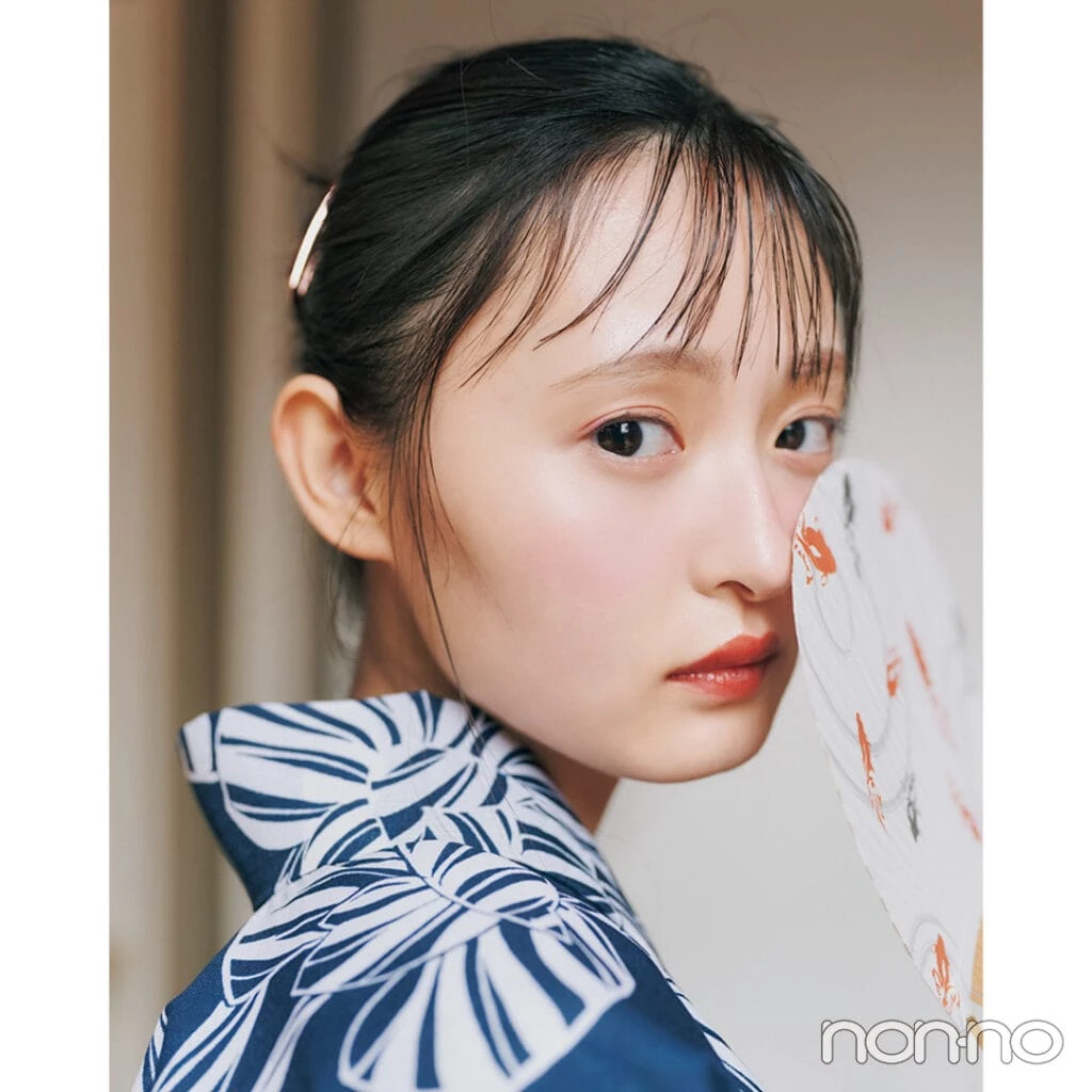 ねじりシニヨンヘアのサイド