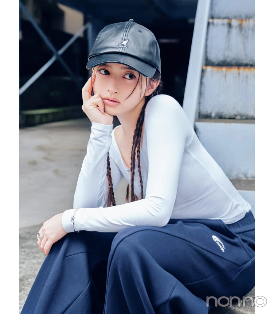 レザーの黒キャップをかぶる日のヘアアレンジ、マイクロ三つ編みの井上和