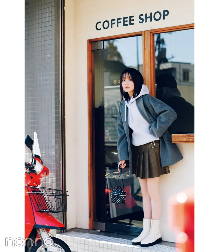 久間田琳加がレザー調プリーツミニスカを冬→春着回し