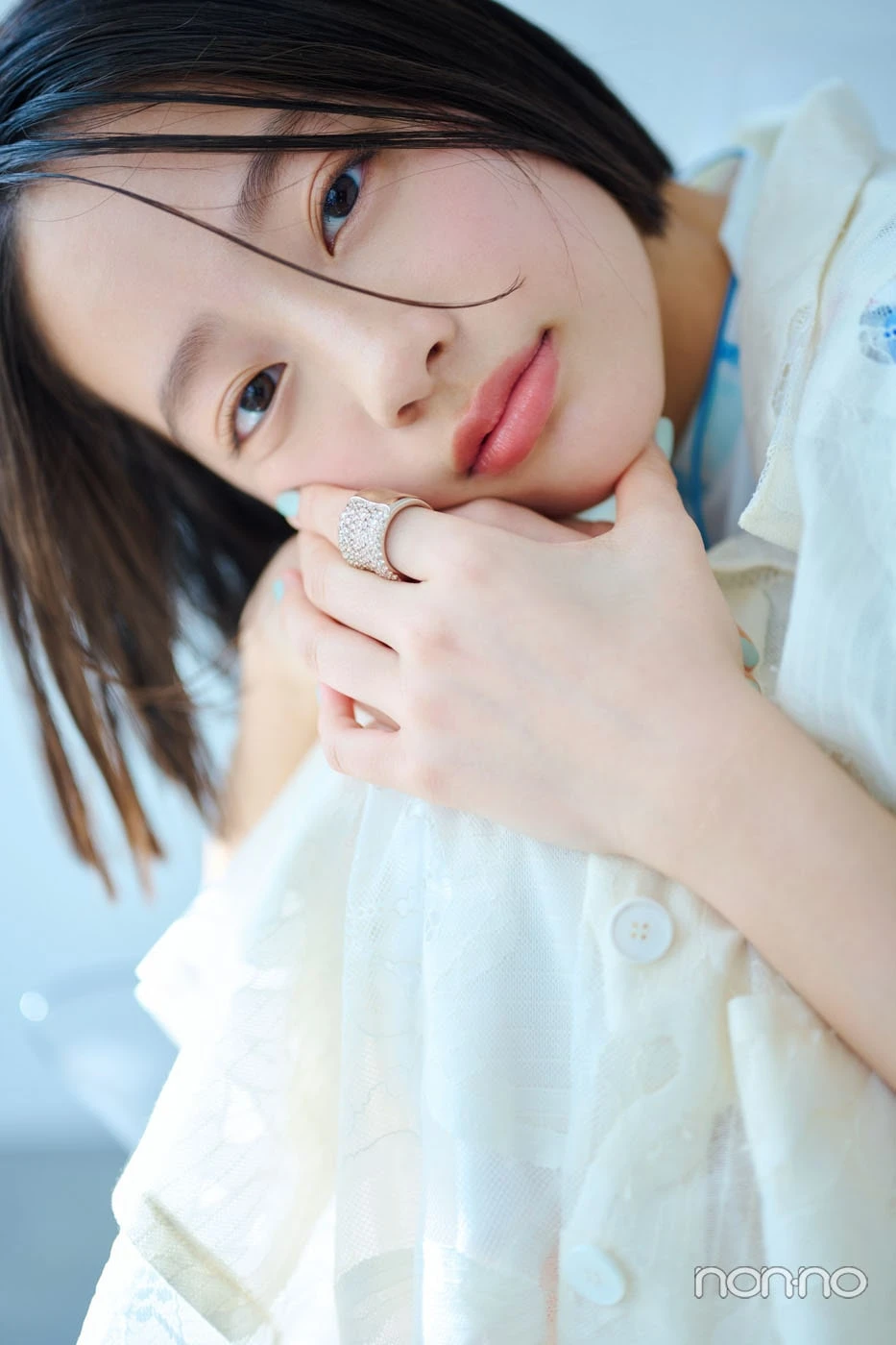 池端杏慈の座りカット、正面アップ