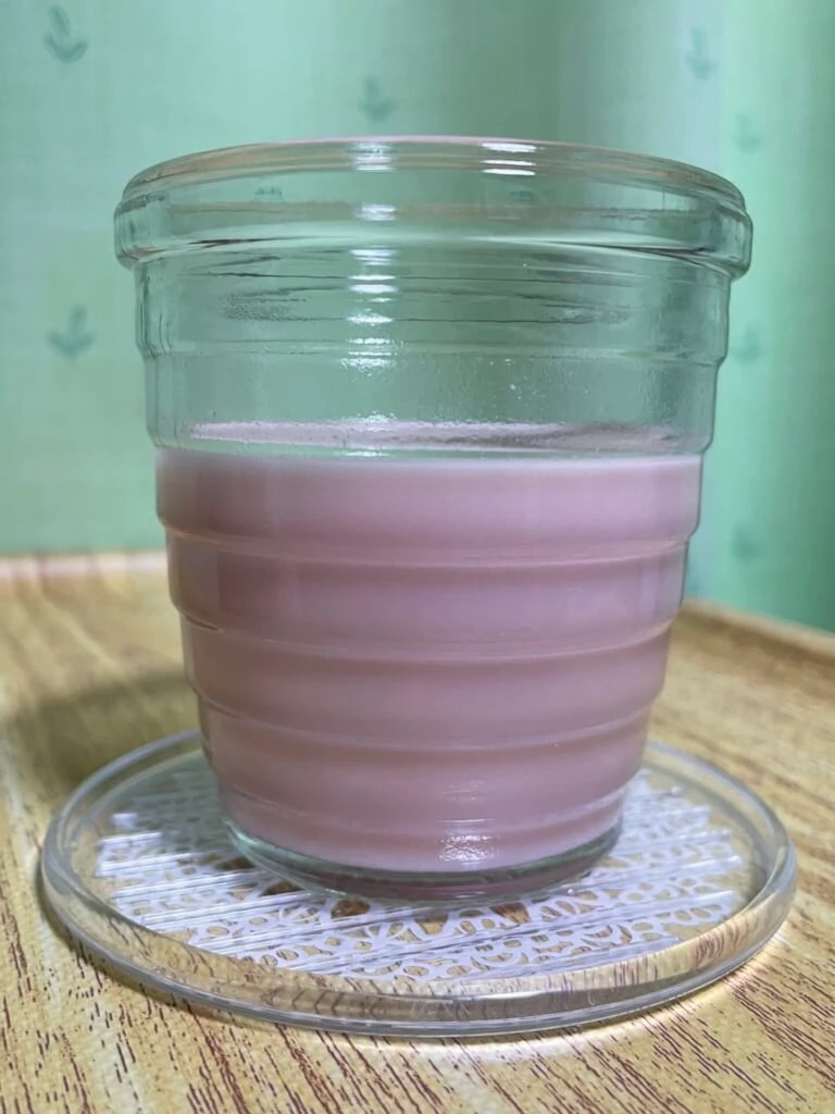 さくらラテがコップに入っている