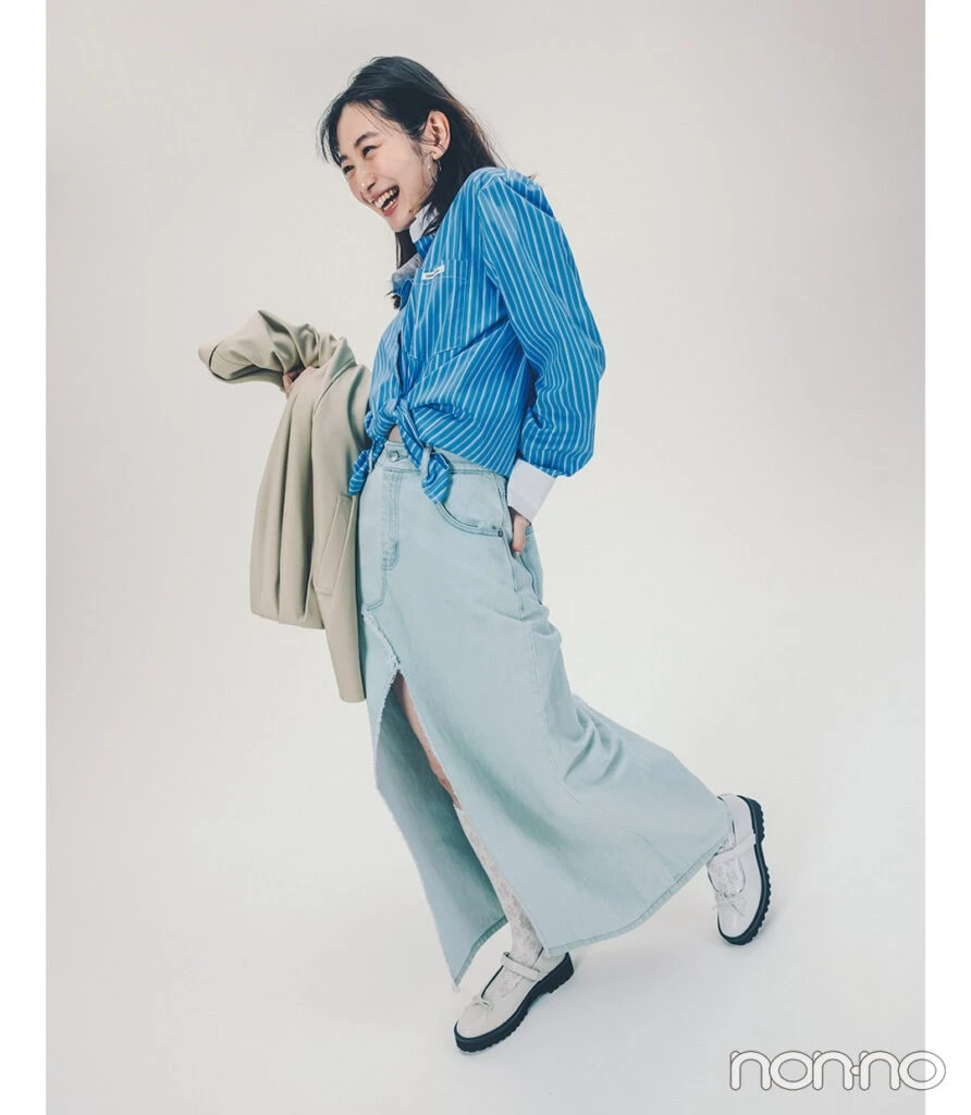 デニム素材のスリット入りロングスカートコーデ