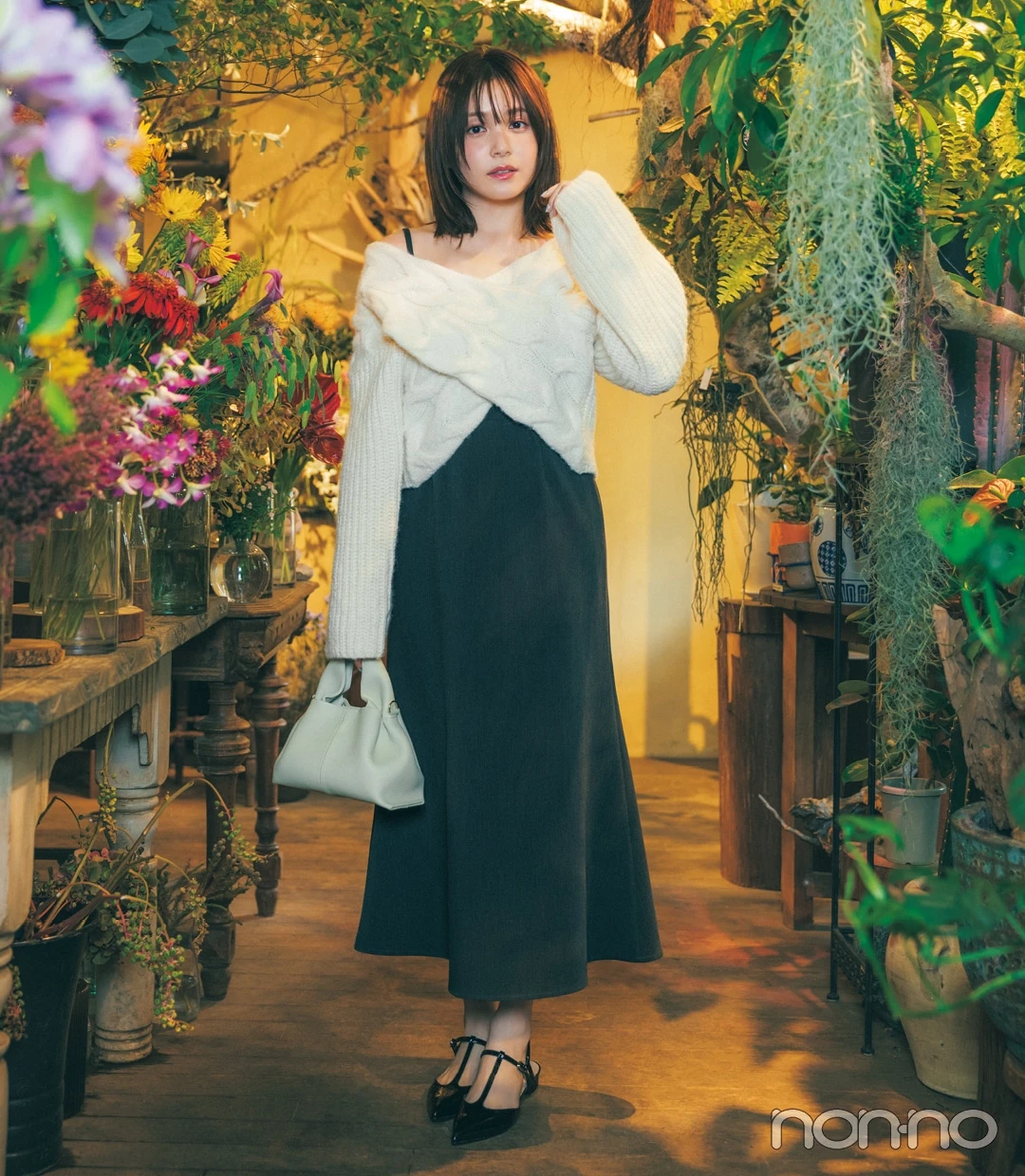 オフショル白ニット×ワンピースの美術館コーデ