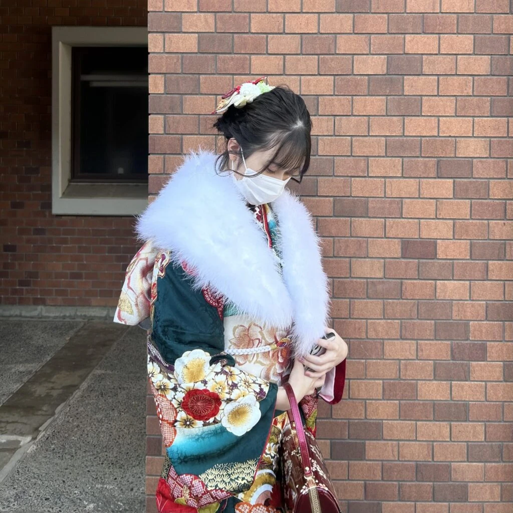 大学生エディターズの同窓会の髪型 巻き髪のシニヨンヘア