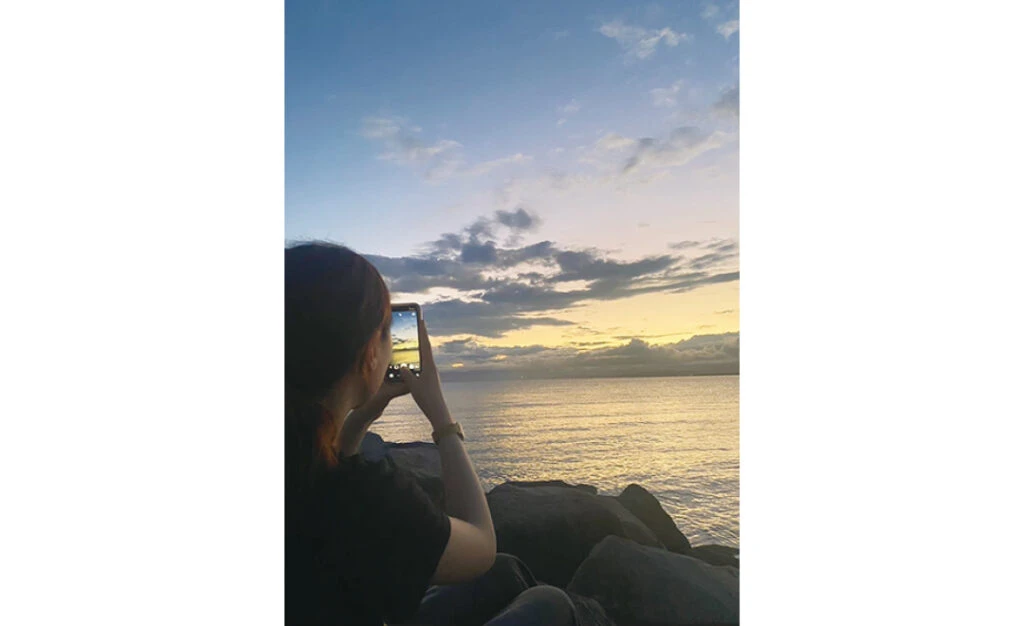 猛暑が緩む夕方に夕日と海をゆったり堪能（みっこさん・大学2年）