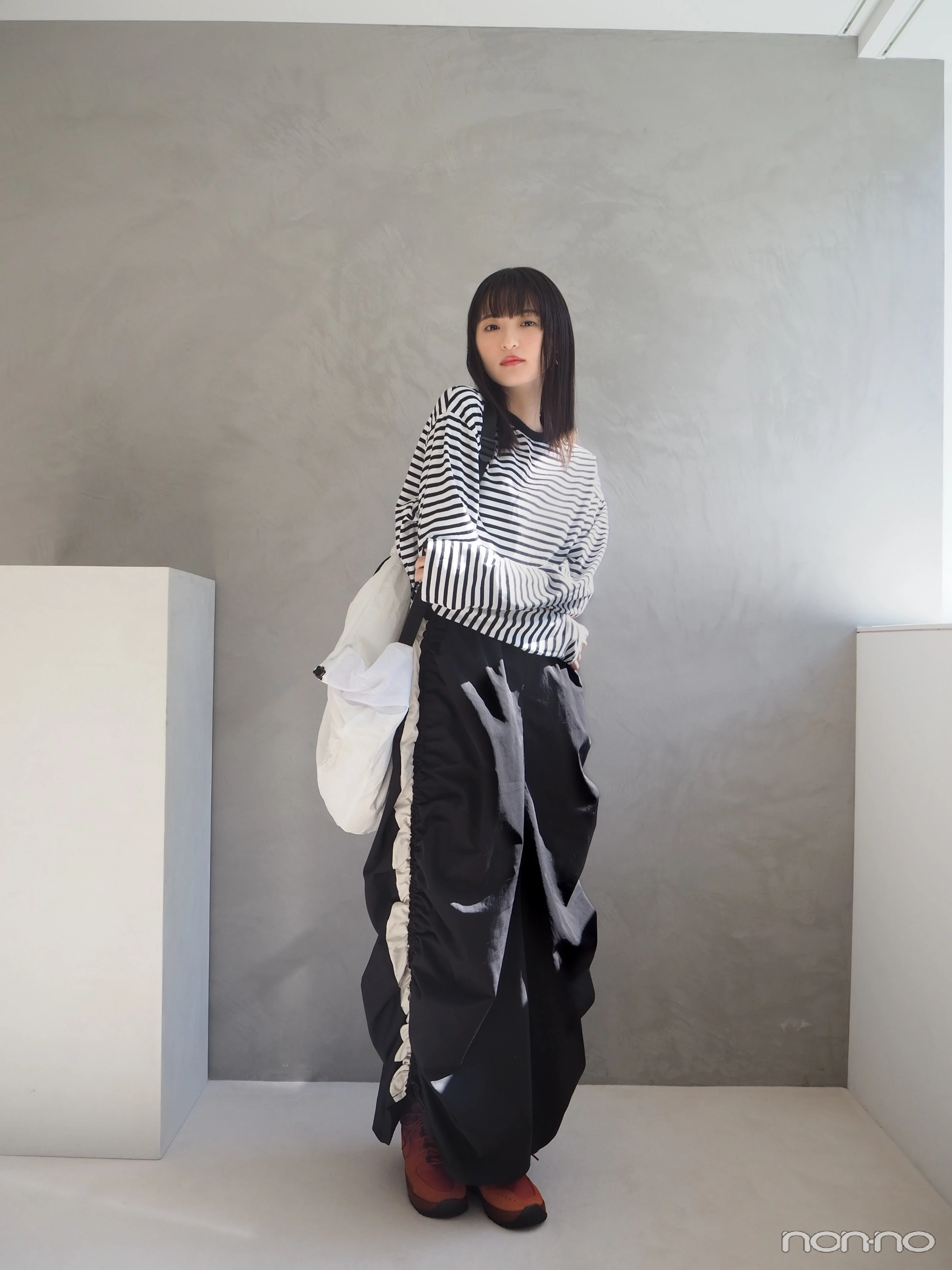 アウターなしの遠藤さくらの冬私服のスカート全身カット
