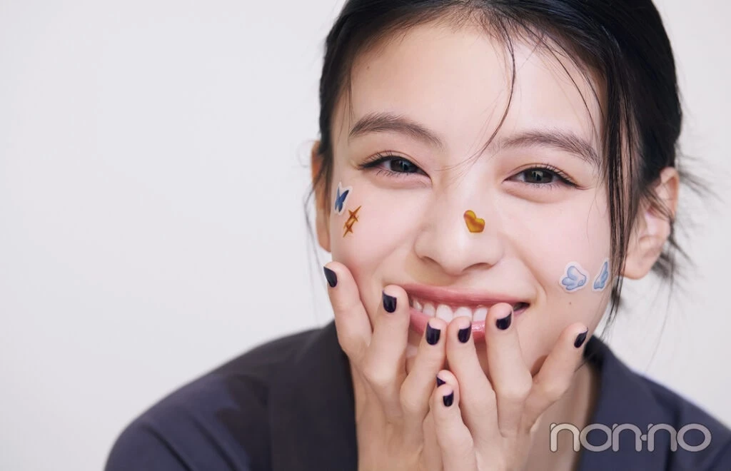 2025年美容トレンドの可愛いニキビパッチを付けた出口夏希