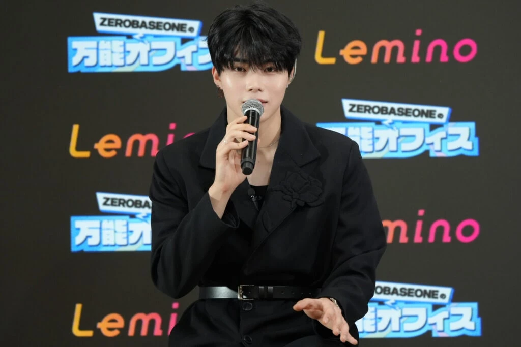 会見中のパク・ゴヌクさん