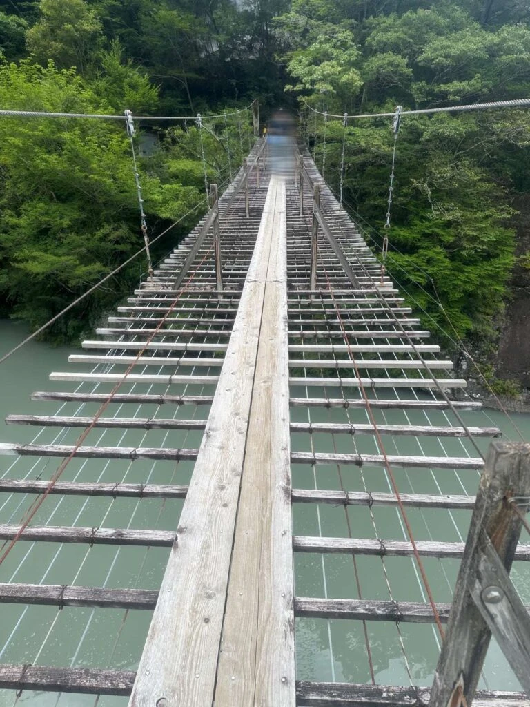 寸又峡 夢のつり橋を渡っている途中