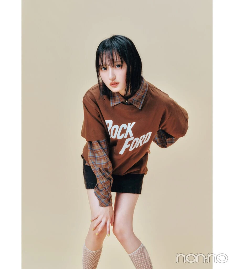 ブラウンのチェックシャツ×Tシャツ×ミニスカートコーデ