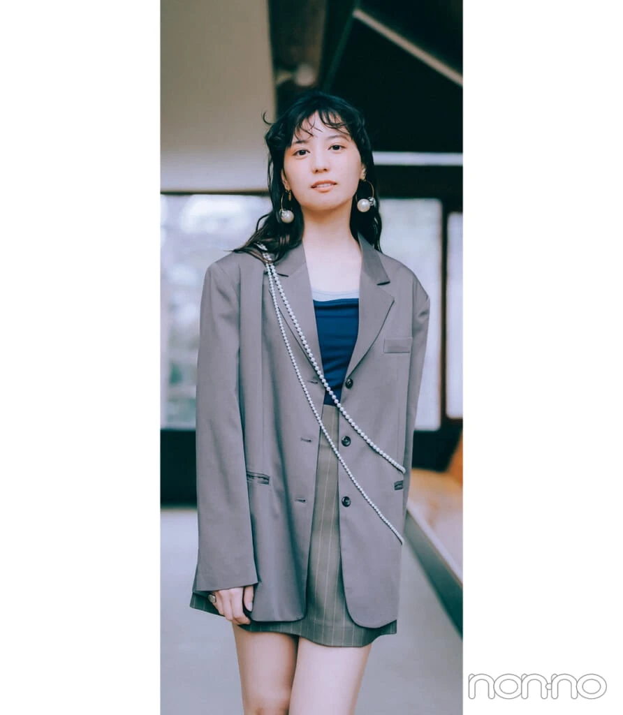 小坂菜緒がつけるロングパールアクセ